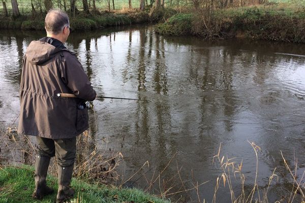 Un pêcheur sur les bords de la Sélune dans la manche ce samedi matin pour l'ouverture de la saison