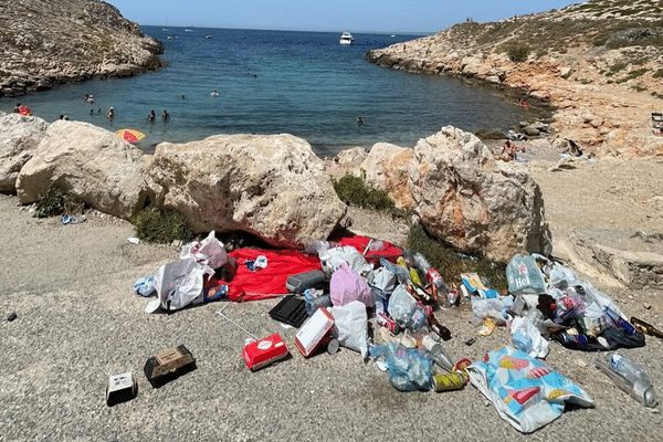 Déchets sur la Baie des Singes, à Marseille, le 28 juillet 2024.