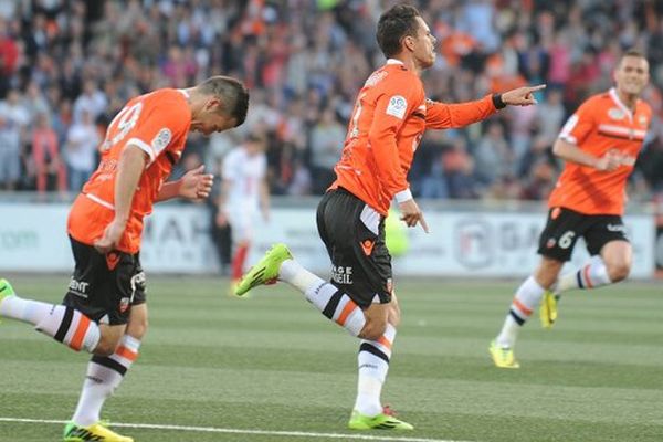 En mai 2014, Jérémie Aliadière (au centre) pendant le match contre Lille