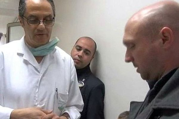 Tunis - un Audois de Bages retrouve sa femme à l'hôpital, le médecin lui annonce que bien que blessée à l'abdomen et tout juste opérée, elle va bien - 19 mars 2015.