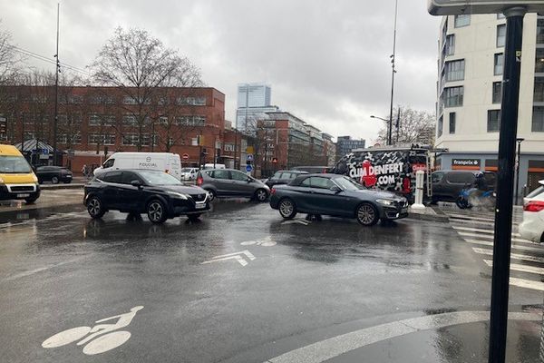 A l'angle du boulevard Berthier et du boulevard Malesherbes dans le 17e arrondissement, les nuisances sonores liées aux klaxons et sirènes ont été mesurées par BruitParif.