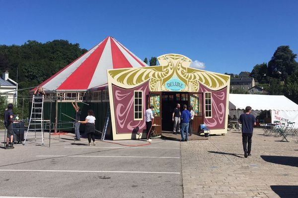 L'installation du chapiteau "Magic Mirrors" sur la place principale d'Eymoutiers pour le festival.