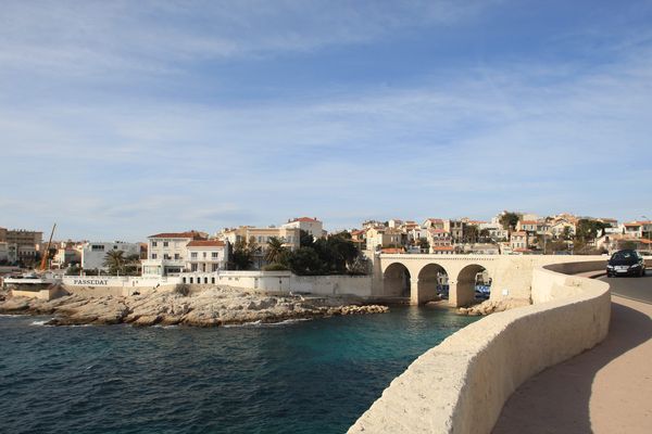 Le parcours du Tour de France à Marseille part du Vélodrome, prend la Corniche jusqu'au Vieux-Port en passant par la montée jusqu'à la basilique de Notre-Dame de La Garde.