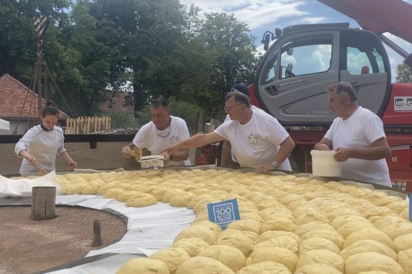 Près d'une quinzaine de bénévoles ont mis la main à la pâte pour battre le record de la plus grosse brioche.