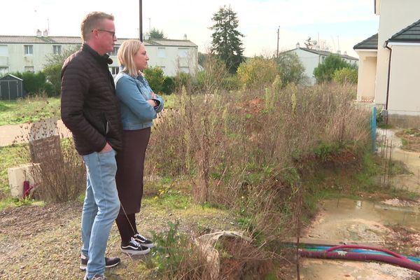 Près d'Evreux, ce couple est consterné de voir le chantier de sa maison à peine sorti de terre. Ils ne sont pas seuls à avoir fait confiance au constructeur "Maison France design", aujourd'hui poursuivi en justice.