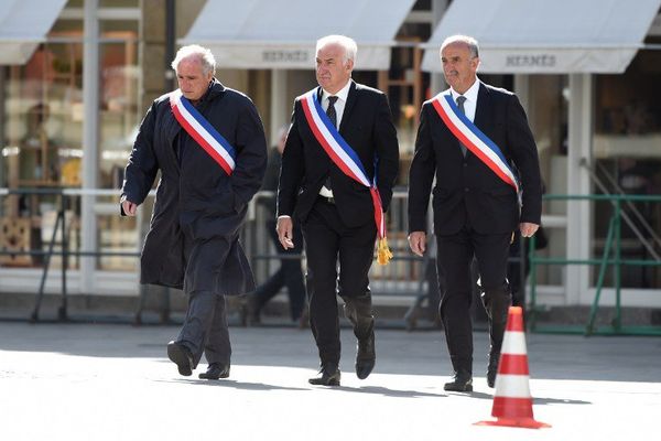 De gauche à droite, le maire du Vernet François Balique, Francis Hermitte, maire de Seyne-les-Alpes, et Bernard Bartolini, maire de Prads-Haute-Bleone, le 17 avril 2015 à la cathédrale de Cologne pour assister à une cérémonie en hommage aux victimes. 