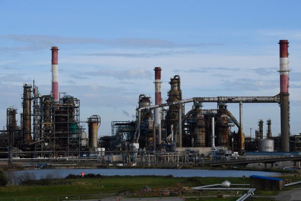 L'activité de raffinage n'a pas repris le 28 mars 2022 chez TotalEnergies à Donges en Loire-Atlantique du fait d'un mouvement social chez les personnels d'exploitation pour l'intégration des CDD