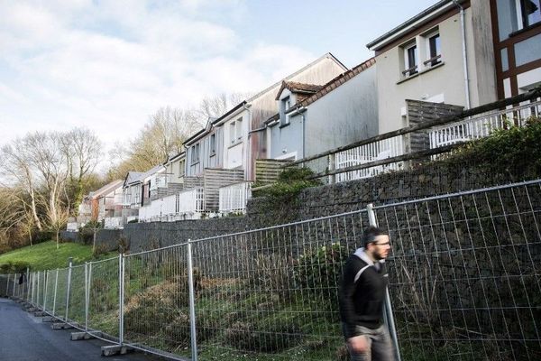 Le centre de vacances Normandy Garden à Branville est protégé des intrusions par des barrières afin d'assurer le confinement de 28 ressortissants français rapatriés de Chine.