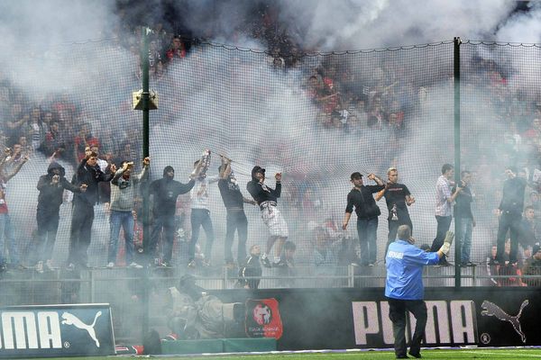 Les fumigènes rennais avant le début de la rencontre entre le Stade Rennais et le FC Nantes