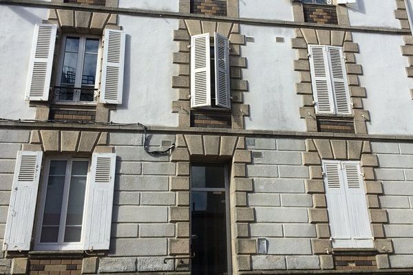 C'est dans un appartement du 3e étage de cet immeuble de Vannes, que le corps en décomposition d'un homme a été découvert