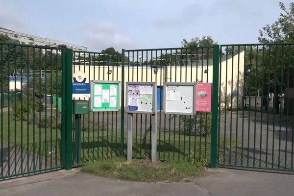 La petite fille est scolarisée à l'école des Frères-Voisin dans le 15e arrondissement de Paris.