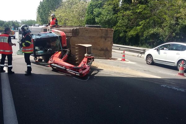 Un poids lourd couché sur l'A8 après la sortie Saint-Laurent, le 5 mai 2018