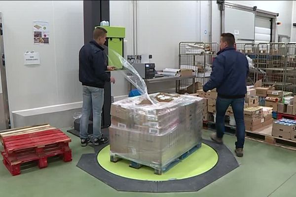 Deux salariés d'une entreprise de Couzeix, à la périphérie de Limoges, au travail pendant le week-end de l'Ascension.