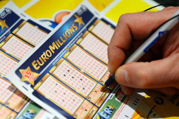 Le 24 juin, une famille auvergnate a remporté le jackpot de 39 000 000 d'euros de l'Euro Millions, parvenant ainsi à la 21ème place des plus gros gains remportés.
en France