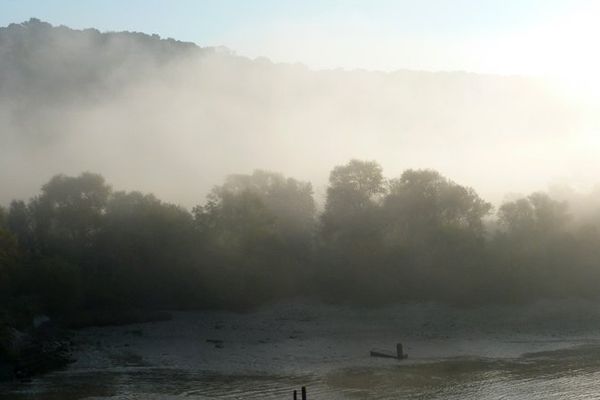 La Seine plongée dans le brouillard.