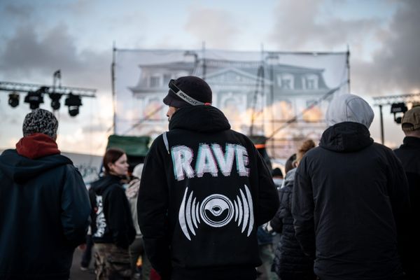 Plusieurs centaines de personnes se sont installées sur le Larzac, dans l'Aveyron, pour une rave-party de la Saint-Sylvestre qui s'annonce glaciale par Météo France.