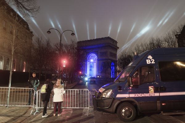 10 000 policiers et gendarmes étaient déployés à Paris pour le réveillon du Nouvel An.