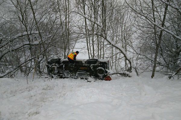 La voiture a été stoppée par des arbres