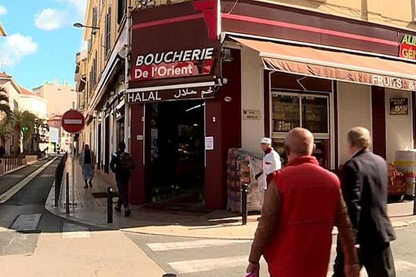 Dès le premier jour du ramadan, les musulmans font leurs achats. En effet, ils vont cuisiner plus, lors de la rupture du jeûne, au coucher du soleil. Ici, une boucherie-alimentation à Cannes, le lundi 6 mai.