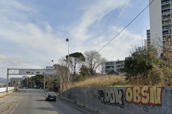 Un pilote de deux-roues est décédé dans une collision avec une voiture ce dimanche, avenue Jean-Paul Sartre à la Rose,à Marseille.