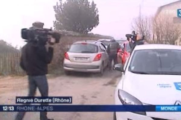 Mercredi matin, des journalistes se trouvaient devant la propriété familiale de Régnié-Durette, dans le Beaujolais. (20/02/13)