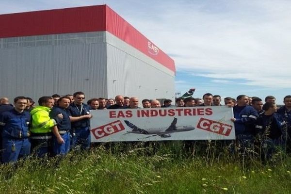 Les salariés d'EAS Industries manifestent devant leur usine.Perpignan le 27 mai 2014.
