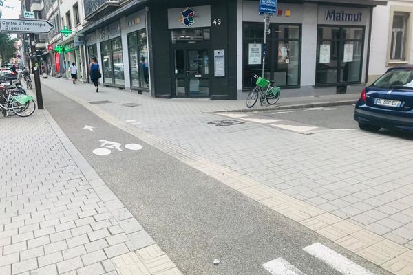 Le cycliste a été renversé à l’angle de la rue du faubourg de Pierre et de la rue des cigognes.