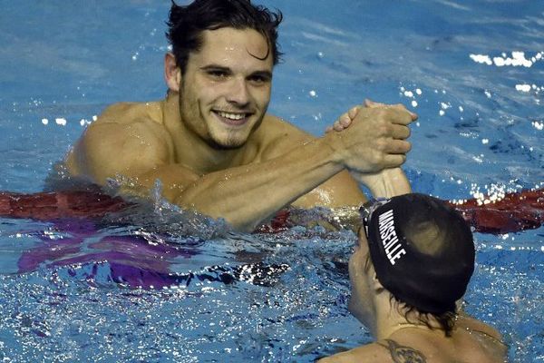 Le Narbonnais Camille Lacourt (d) félicite Florent Manaudou (g) pour sa médaille d'or sur le 50 mètres dos aux Championnats de France de natation en petit bassin, en novembre 2014 à Montpellier.