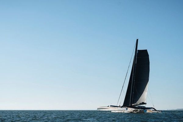 Spindrift 2 et ses douze hommes à bord vont tenter de boucler leur tour du monde en moins de 40 jours.