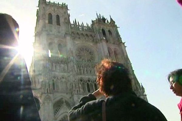 Devant l'immense cathédrale d'Amiens, une famille indienne et son guide.