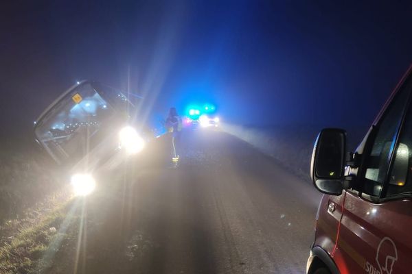 Après avoir croisé une voiture, le bus a terminé sa course au fossé. 