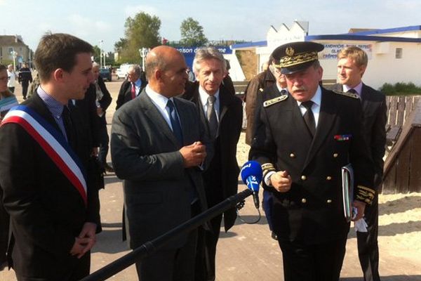 A Ouistreham ce mercredi matin, le maire de la commune Romain Bail, le secrétaire d'état aux anciens combattanst Kader Arif et le préfet de Basse-Normandie Michel Lalande 