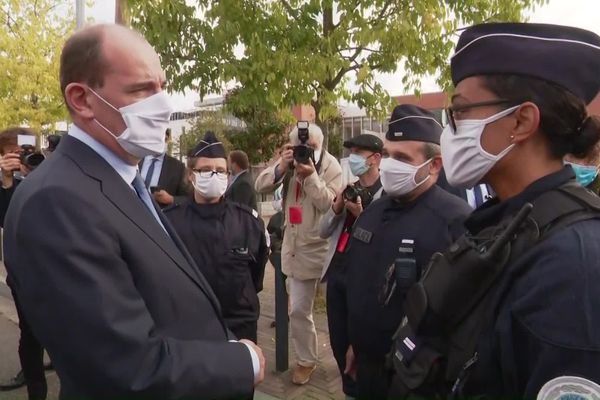 le premier ministre Jean Castex avec des policiers à Toulouse