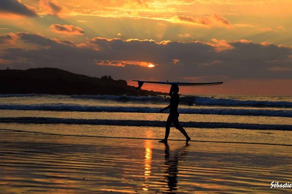 Photo envoyée par Sébastien Riou: surf au soleil couchant