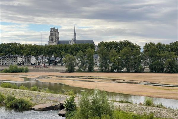 Vue d’Orléans et sa cathédrale.