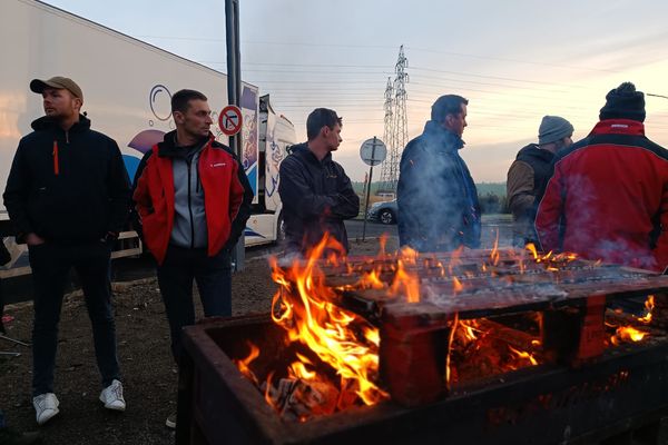 Dès 4h ce lundi 29 janvier, une dizaine d'agriculteurs bloque l'entrée de l'entrepôt d'Auchan.