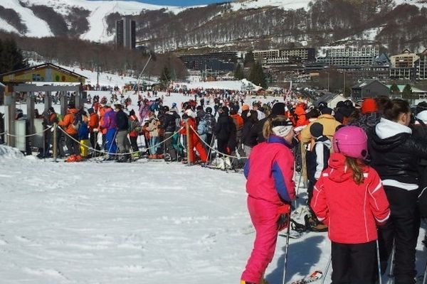 Avec plus de 100 000 passages quotidiens aux remontées mécaniques, la station de Super-Besse (Puy-de-Dôme) connaît une fréquentation record. L'ensoleillement et la qualité de la neige expliquent en partie cette foule immense sur les pistes.