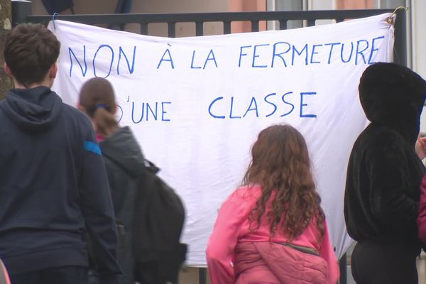 Les enseignants demandent au Recteur d'annuler cette fermeture de classe, mais aussi d'accorder au collège un poste supplémentaire en vie scolaire.