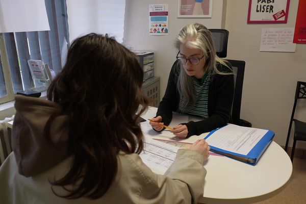 Laurette Lauff du planning familial de Lille reçoit une jeune femme qui souhaite avorter.