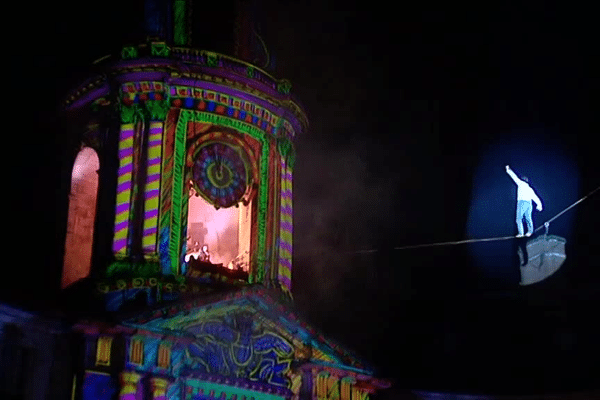 Rennes : pour fêter le passage à 2016, un funambule relie l'hôtel de ville à l'opéra