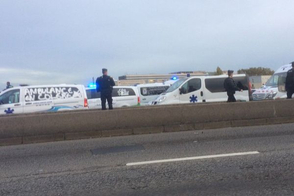 La manifestation des ambulanciers se poursuit ce mardi matin sur le périphérique intérieur entre porte de Bercy et Quai d'Ivry.