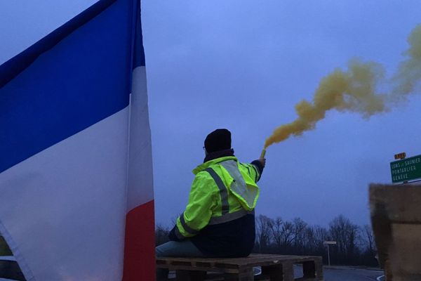 Une quarantaine de gilets jaunes, soutenus par des syndicats, se sont opposés, ce mardi 7 janvier, à la démolition de la cabane de Parcey, près de Dole.