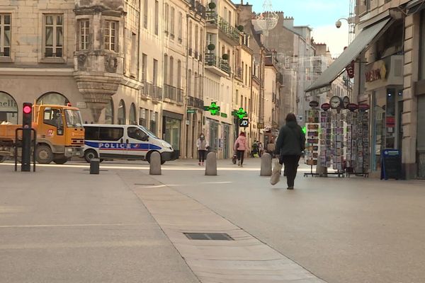 Lors de ce deuxième confinement, les rues sont moins vides, et moins silencieuses (ici à Dijon, début novembre 2020)