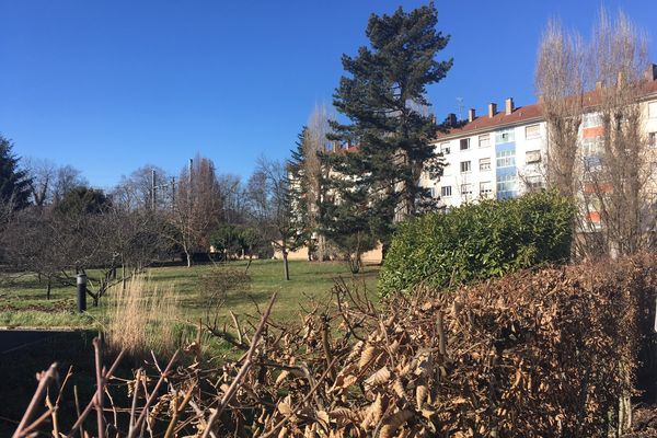 Le parc appartenait aux sœurs de la Croix qui en l'ont vendu en partie 