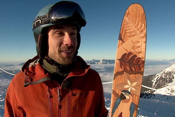 Damien Lepetit fabrique des skis artisanaux en bois.