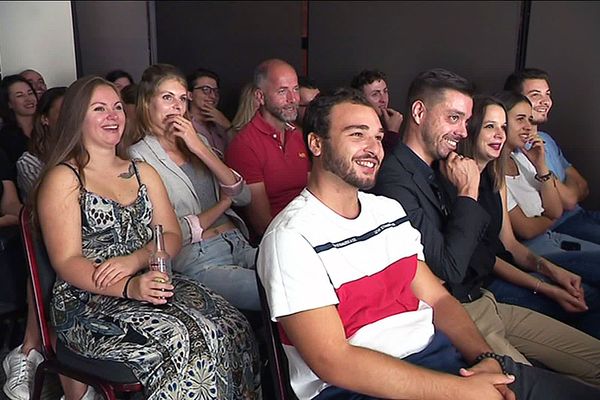 Le public sourires aux lèvres, devant les humoristes amateurs du Comedy Club qui se produisent tous les vendredis soir dans le bar d'un hôtel toulousain. 