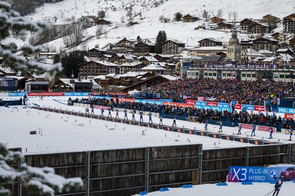 La foule dans les tribunes lors de la Coupe du monde de biathlon au Grand-Bornand (Haute-Savoie) le 21 décembre 2024, pendant la poursuite hommes.