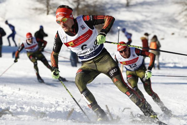 Les Allemands Fabian Riessle et  Johan Rydzek, respectivement 2ème et 1er sur le podium, à l'issue de la première journée de la manche de coupe du monde. 