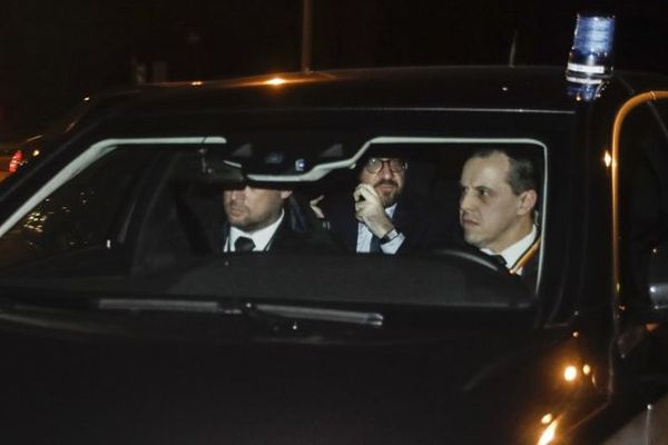 Charles Michel (au milieu dans la voiture) a présenté la démission de son gouvernement.