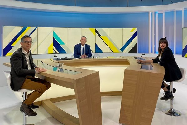 De gauche à droite : Benoît Laignel, Président du GIEC Normand, Franck Besnier, journaliste à France 3 Normandie et Grégoire Fraty, membre de la convention citoyenne pour le climat (Modem).